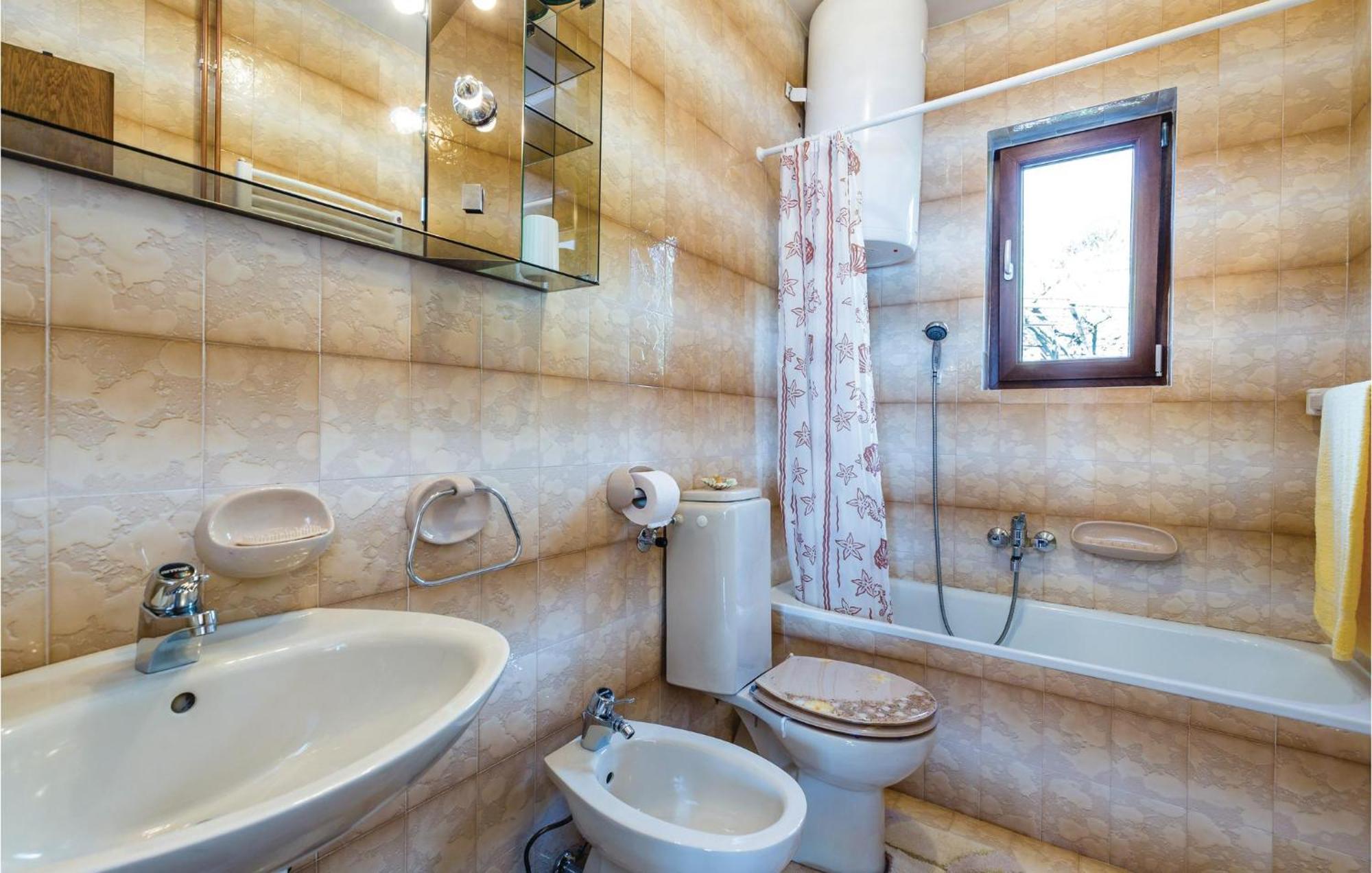 2 Bedroom Lovely Apartment In 로브란 외부 사진