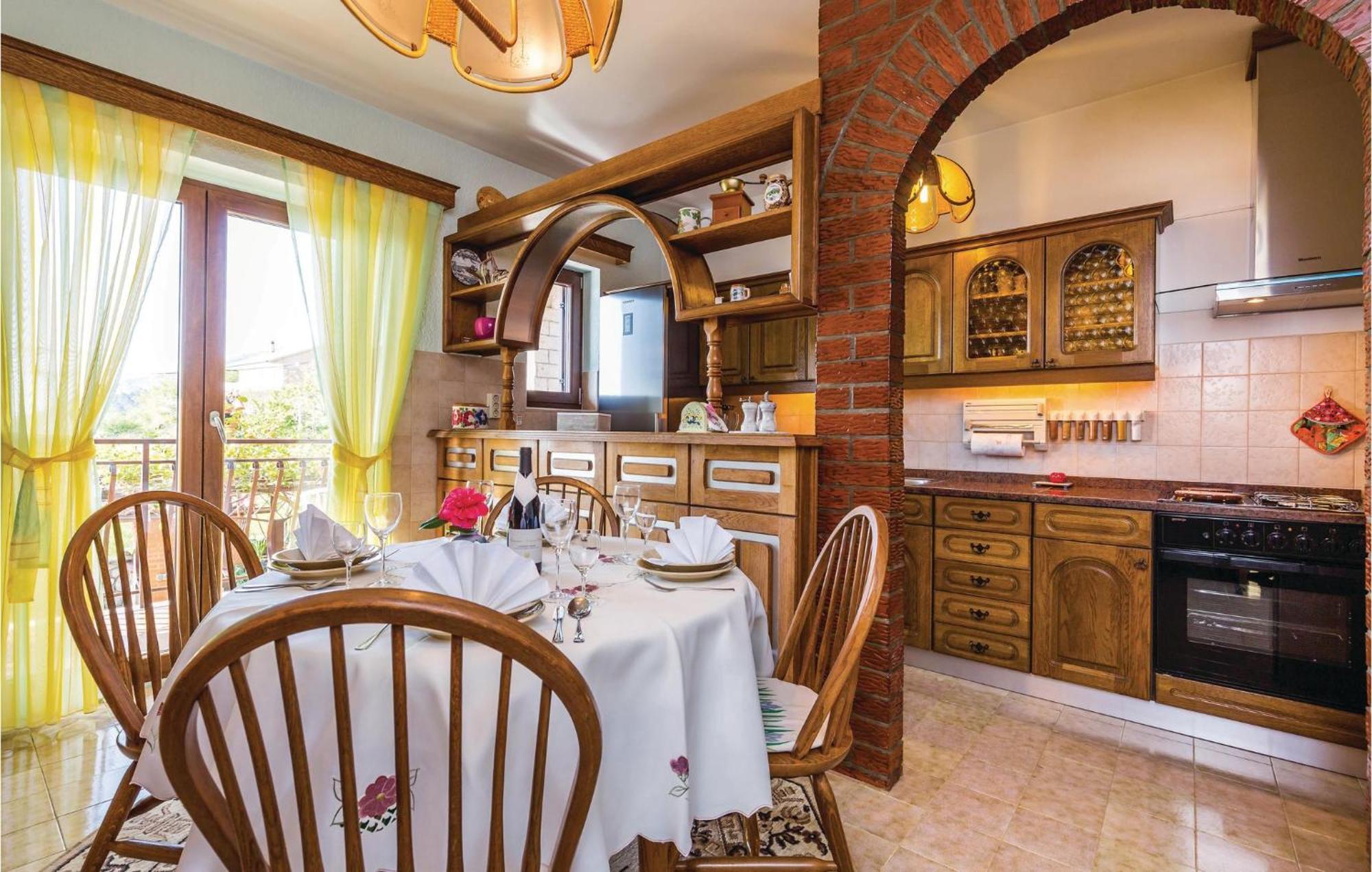 2 Bedroom Lovely Apartment In 로브란 외부 사진