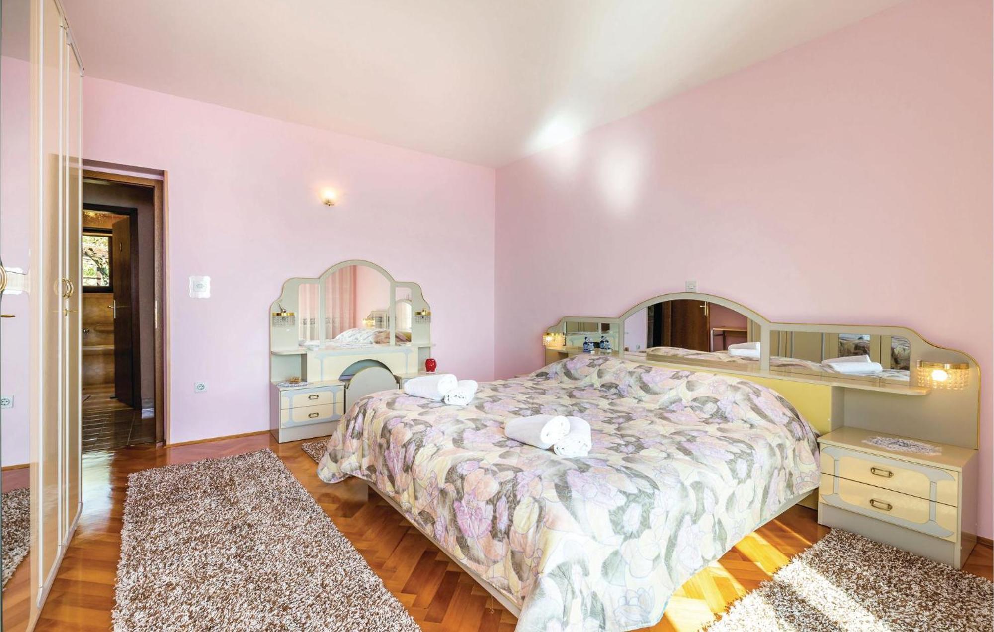 2 Bedroom Lovely Apartment In 로브란 외부 사진